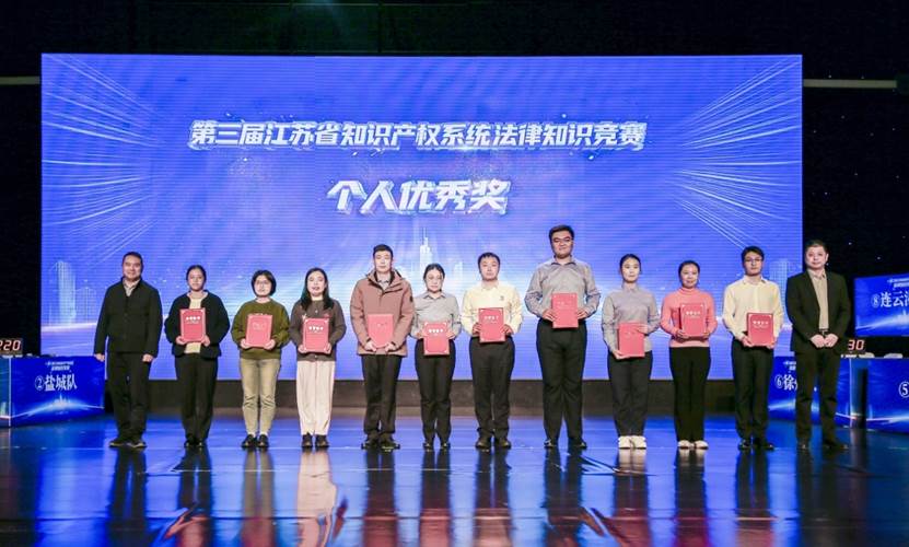 一群人站在一起合影
AI 生成的内容可能不正确。