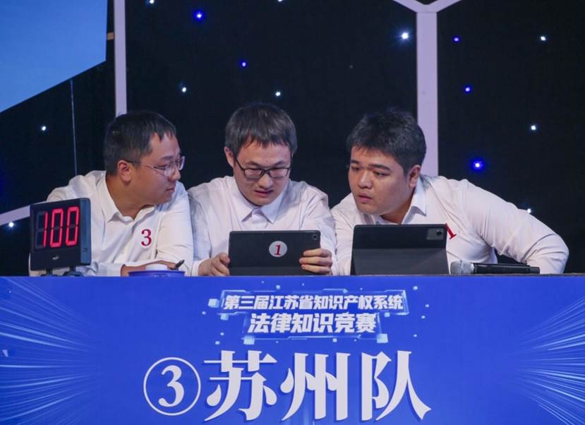 男人拿着笔记本电脑的屏幕
AI 生成的内容可能不正确。