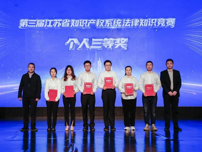 一群人站在一起合影
AI 生成的内容可能不正确。
